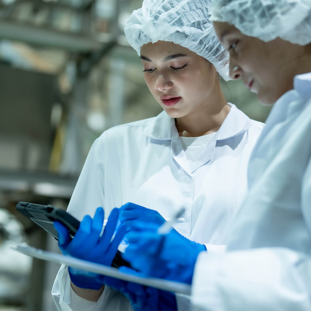 Qualitätskontrolle bei NutraPet in Schlaitdorf: Mitarbeiterinnen prüfen Chargen funktionaler Ergänzungsfuttermittel